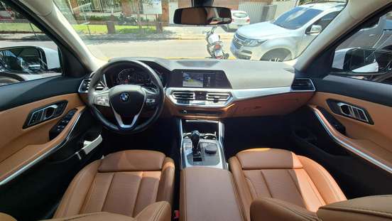 BMW-320i-2021