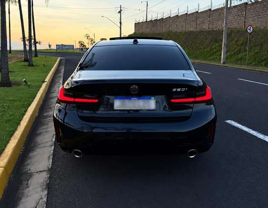 BMW-320i-2023