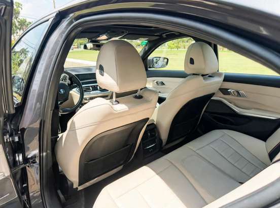 BMW-320i-2022