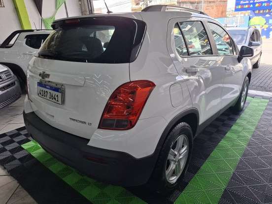 CHEVROLET-TRACKER-2015