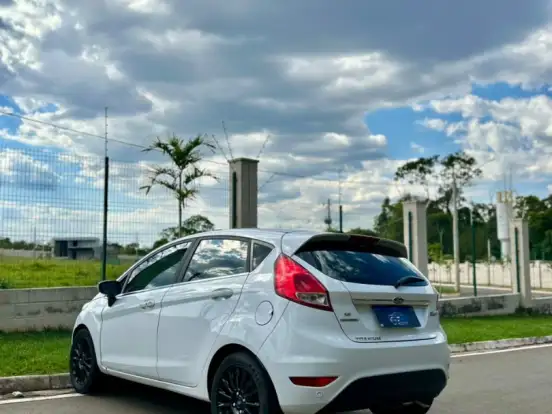 FORD-FIESTA-1.6 TITANIUM HATCH 16V FLEX 4P POWERSHIFT FORD-FIESTA-2015