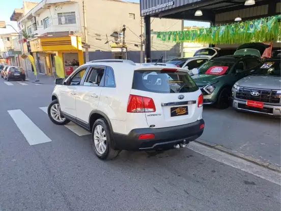 KIA-SORENTO-2.4 EX2 4X2 16V GASOLINA 4P AUTOMÁTICO KIA-SORENTO-2011