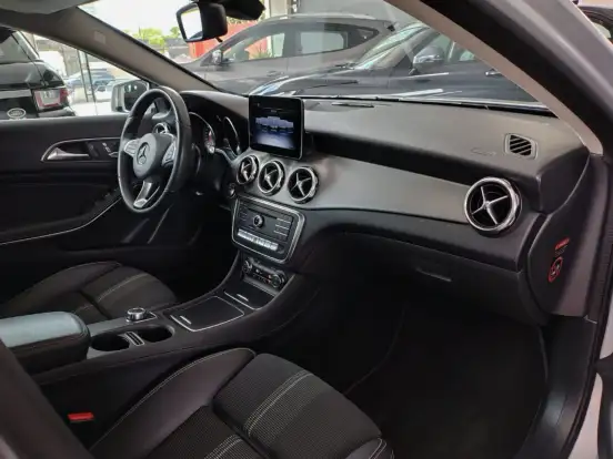 MERCEDES-BENZ-GLA 200-2019