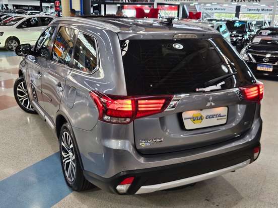 MITSUBISHI-OUTLANDER-3.0 GT 4X4 V6 24V GASOLINA 4P AUTOMÁTICO MITSUBISHI-OUTLANDER-2017