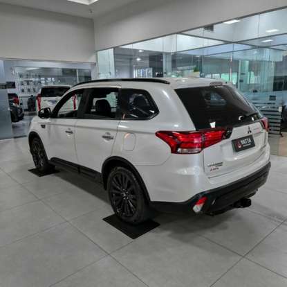 MITSUBISHI-OUTLANDER-2021