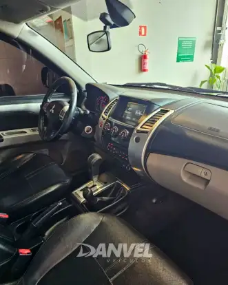MITSUBISHI-PAJERO-2015