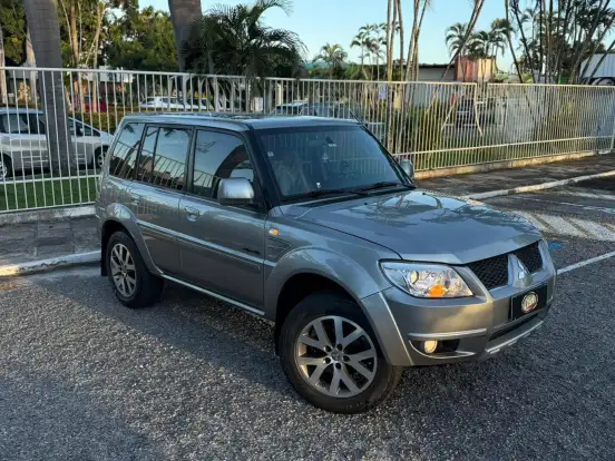 MITSUBISHI-PAJERO TR4-2.0 4X4 16V 140CV FLEX 4P AUTOMÁTICO MITSUBISHI-PAJERO TR4-2013
