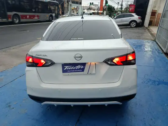 NISSAN-VERSA-2023