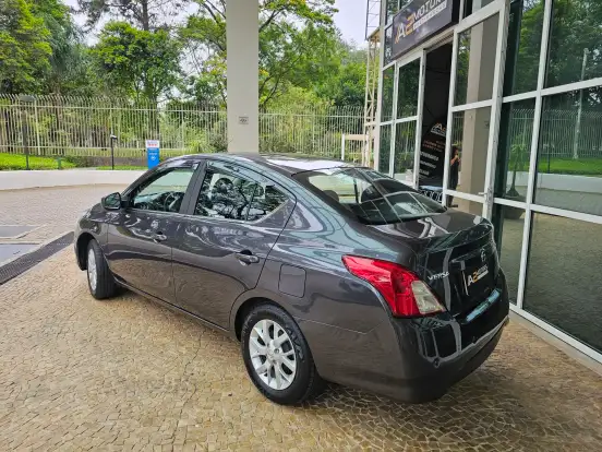 NISSAN-VERSA-2017
