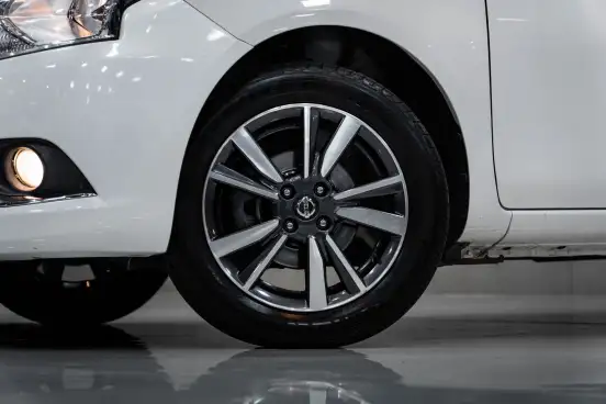 NISSAN-VERSA-2019