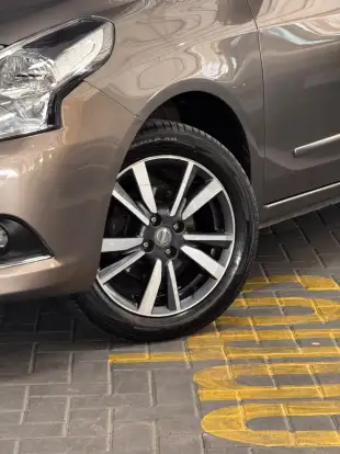 NISSAN-VERSA-2017