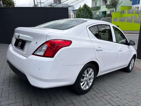 NISSAN-VERSA-2017