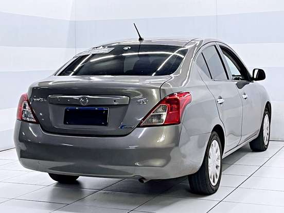 NISSAN-VERSA-2011