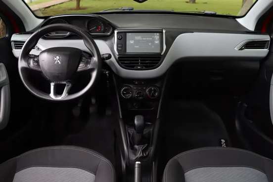 PEUGEOT-208-2015