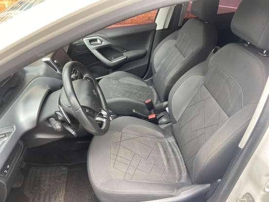 PEUGEOT-208-2013