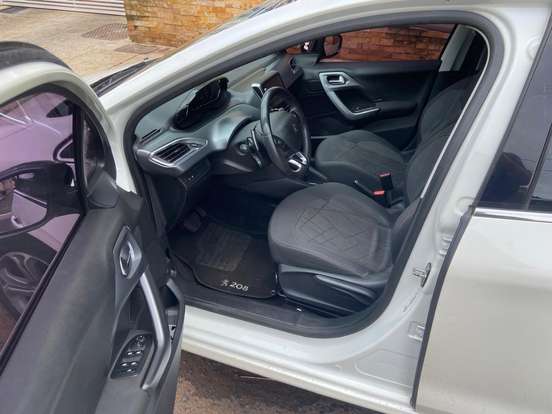 PEUGEOT-208-2013