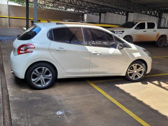 PEUGEOT-208-1.6 GRIFFE 16V FLEX 4P AUTOMÁTICO PEUGEOT-208-2013