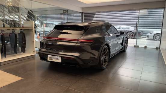 PORSCHE-TAYCAN-2023