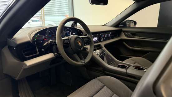 PORSCHE-TAYCAN-2023