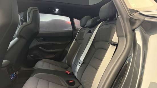 PORSCHE-TAYCAN-2023