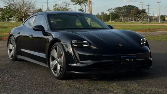 PORSCHE-TAYCAN-2022