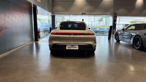 PORSCHE-TAYCAN-2022