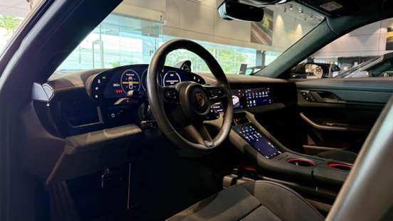 PORSCHE-TAYCAN-2022