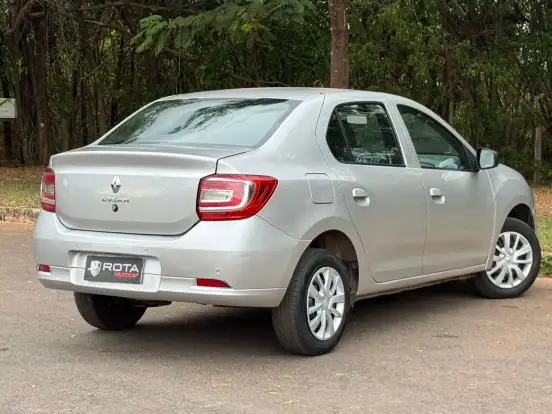 RENAULT-LOGAN-2022