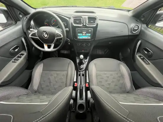RENAULT-LOGAN-2023
