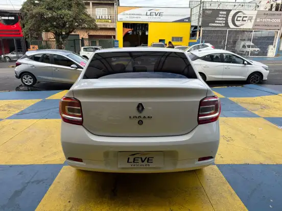 RENAULT-LOGAN-2021