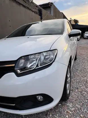 RENAULT-LOGAN-2015