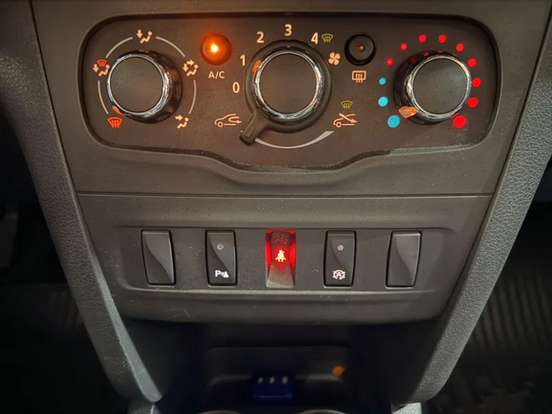 RENAULT-LOGAN-2023
