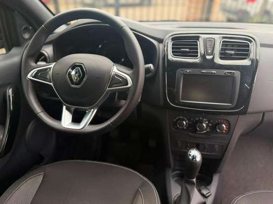 RENAULT-LOGAN-2022