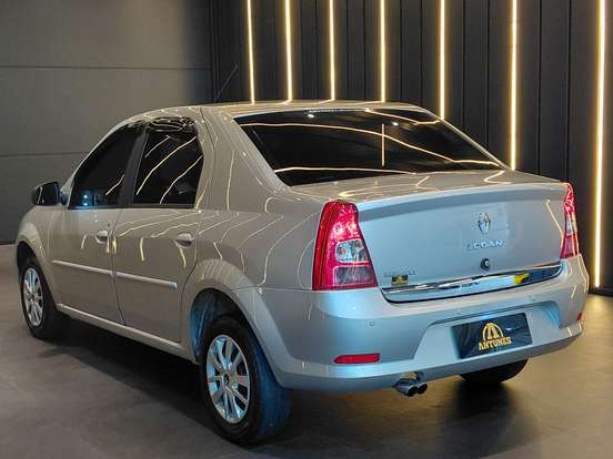 RENAULT-LOGAN-2012