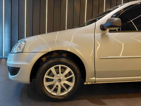 RENAULT-LOGAN-2012