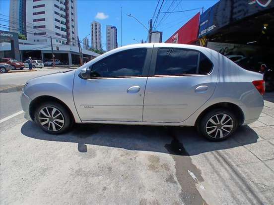 RENAULT-LOGAN-2015