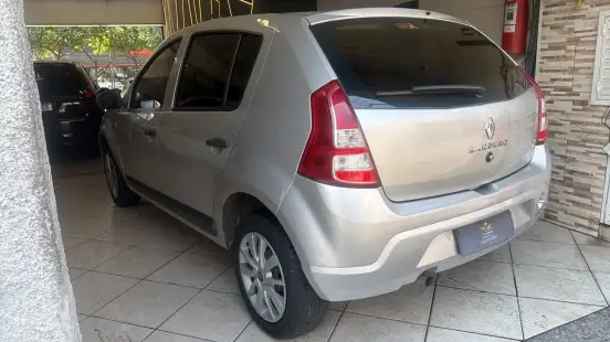 RENAULT-SANDERO-2012