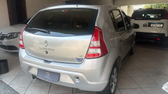 RENAULT-SANDERO-2012