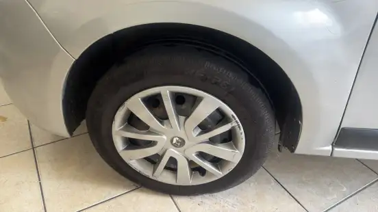 RENAULT-SANDERO-2012