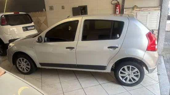 RENAULT-SANDERO-2012