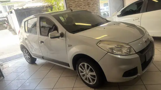 RENAULT-SANDERO-2012