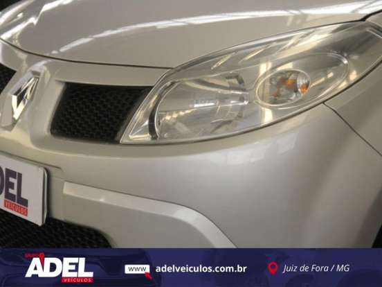 RENAULT-SANDERO-2010