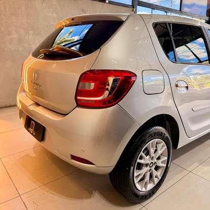RENAULT-SANDERO-2016