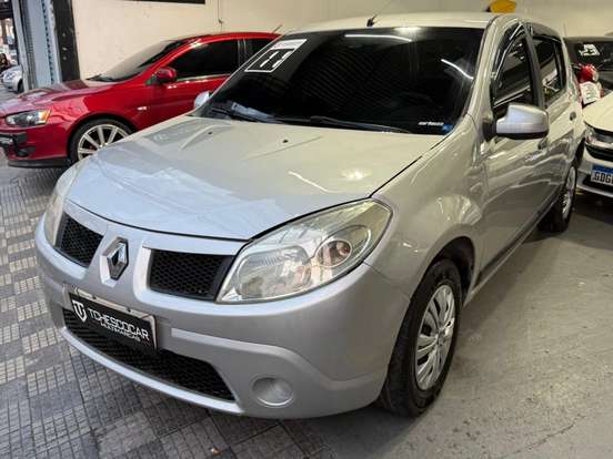 RENAULT-SANDERO-2011