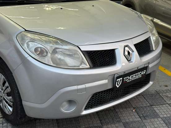 RENAULT-SANDERO-2011