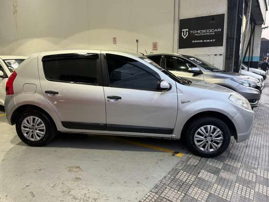 RENAULT-SANDERO-2011