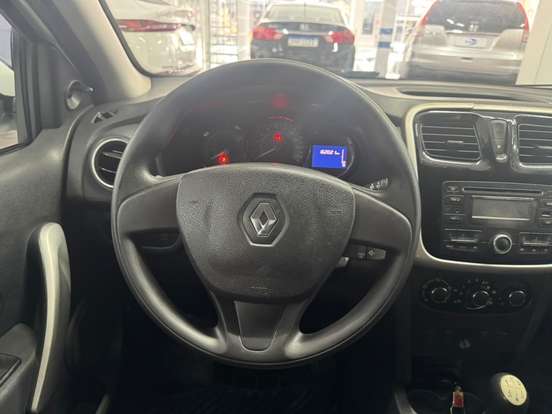 RENAULT-SANDERO-2015