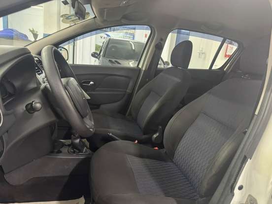 RENAULT-SANDERO-2015