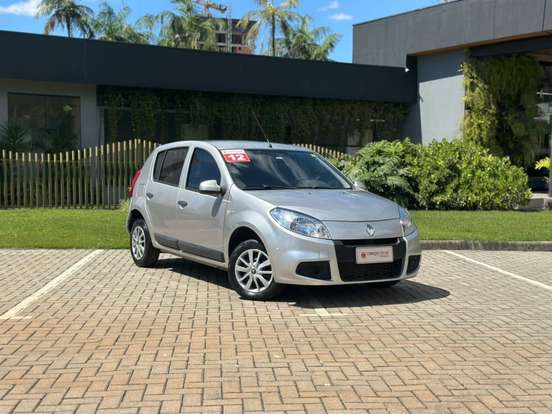 RENAULT-SANDERO-2012
