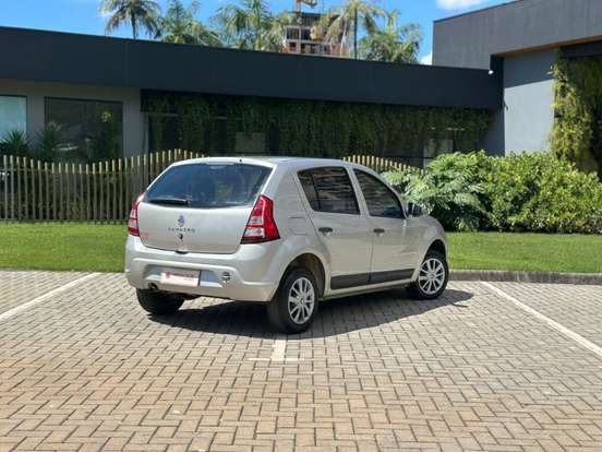 RENAULT-SANDERO-2012